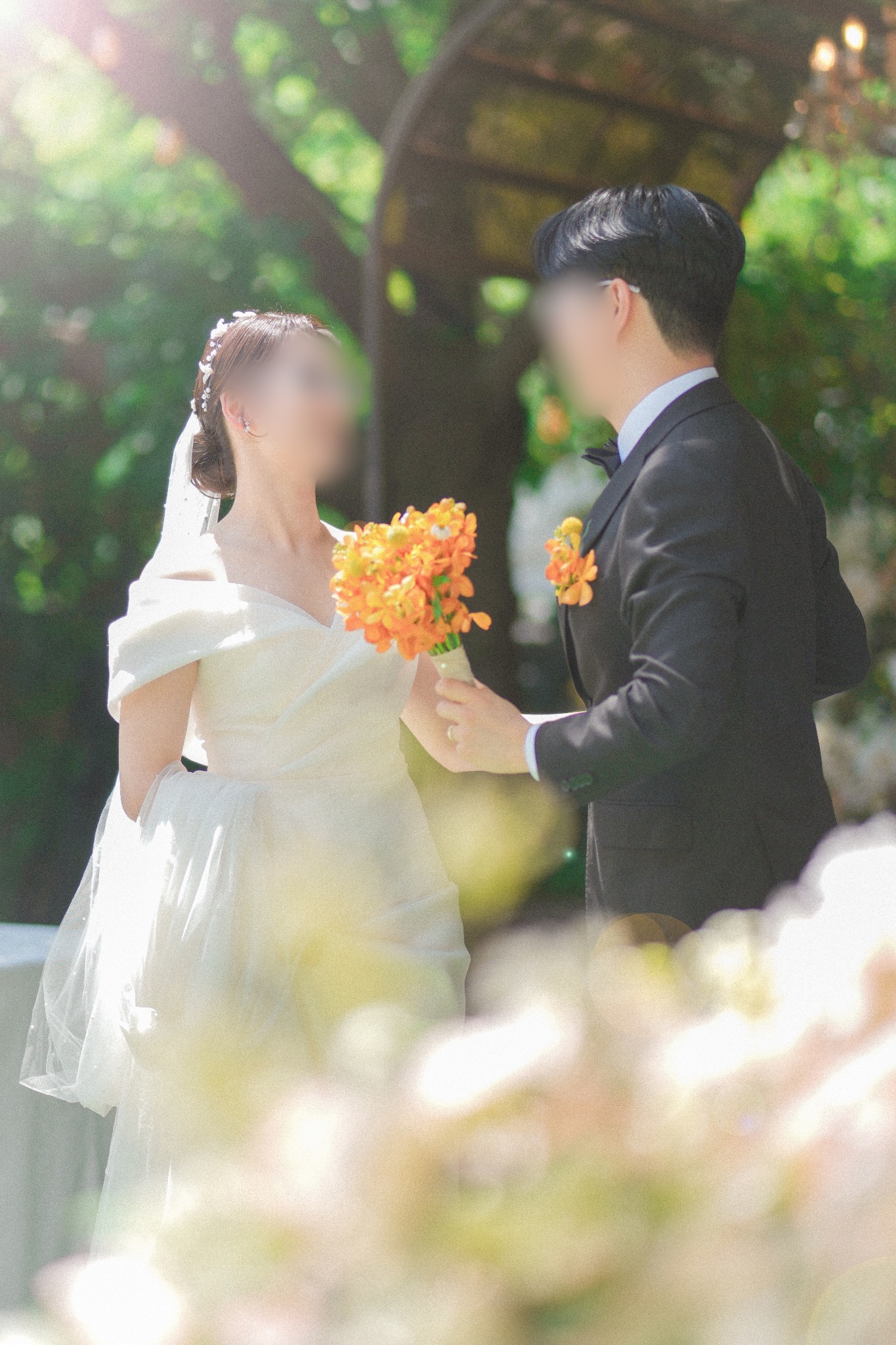 웨딩에서 함께 걷는 장면